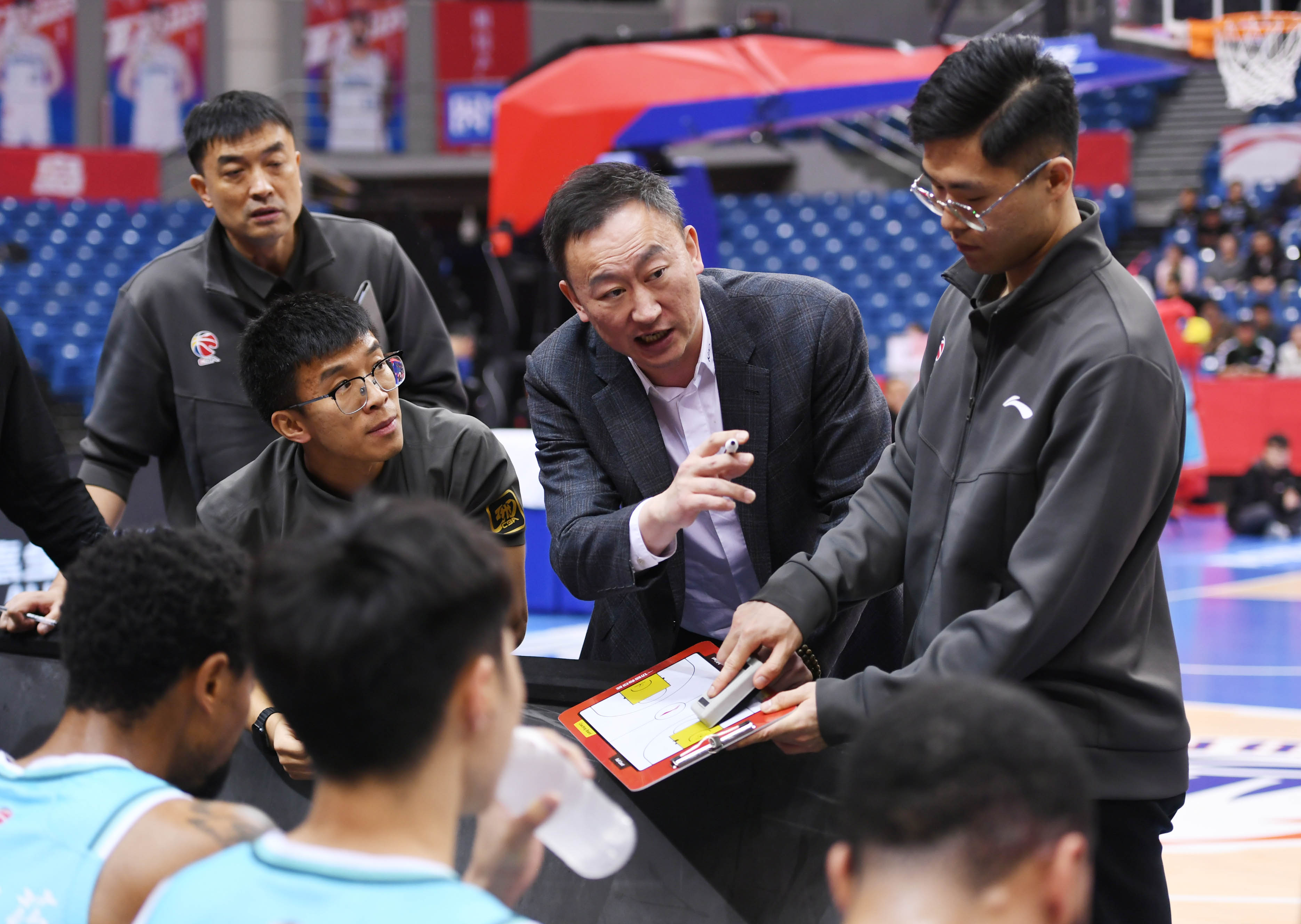 博鱼体育全站-集结日山东男篮备战法国杯，状态回暖细节曝光，球迷炸锅，资深球员宣示担当